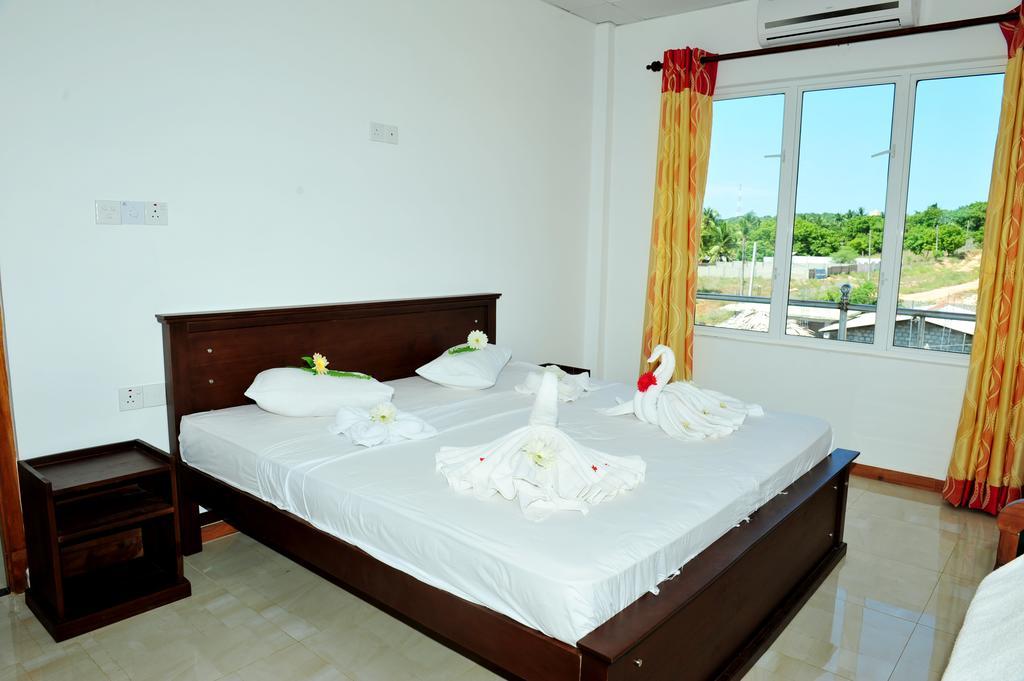 Hotel Glee Trincomalee Buitenkant foto